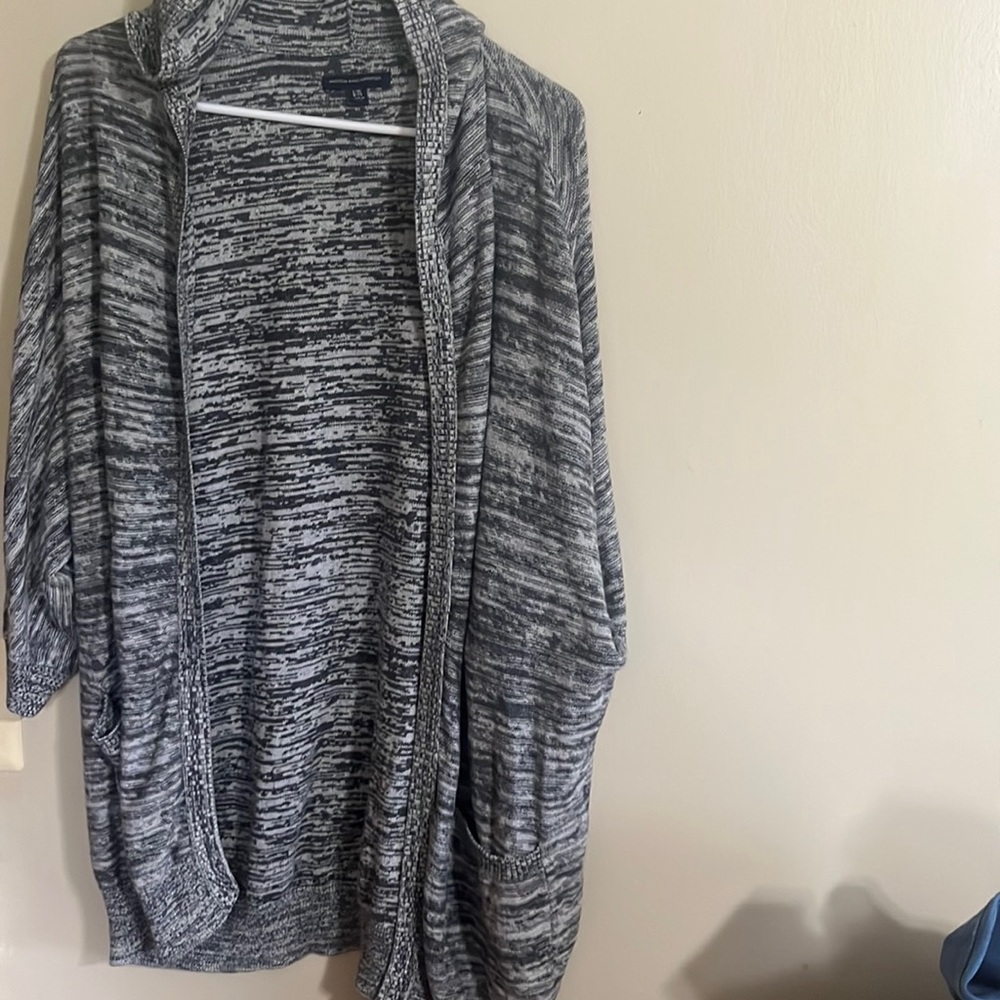 American Eagle Women's Cardigan Sweater Large/X Large  long Sleeve gray
